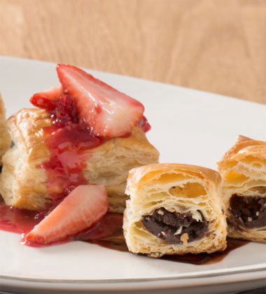 Chaussons de pâte feuilletée fourrés au chocolat Chaussons de pâte feuilletée fourrés au chocolat