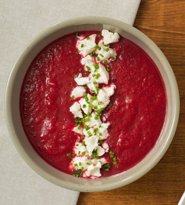 Soupe de betterave en purée avec fromage de chèvre et ciboulette Soupe de betterave en purée avec fromage de chèvre et ciboulette