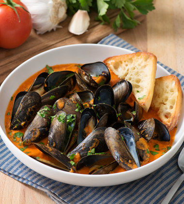 Moules cuites à la vapeur aux poivrons rouges rôtis Moules cuites à la vapeur aux poivrons rouges rôtis