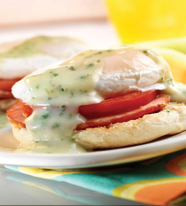 CHICKEN POACHED EGGS WITH PESTO BENEDICT CHICKEN POACHED EGGS WITH PESTO BENEDICT
