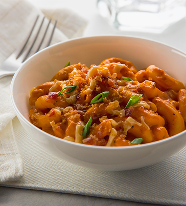 ROASTED RED PEPPER & SMOKED GOUDA MAC AND CHEESE ROASTED RED PEPPER & SMOKED GOUDA MAC AND CHEESE