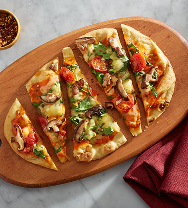 SMOKED GOUDA & MUSHROOM FLATBREAD MADE WITH CAMPBELL’S® ROASTED RED PEPPER AND SMOKED GOUDA BISQUE