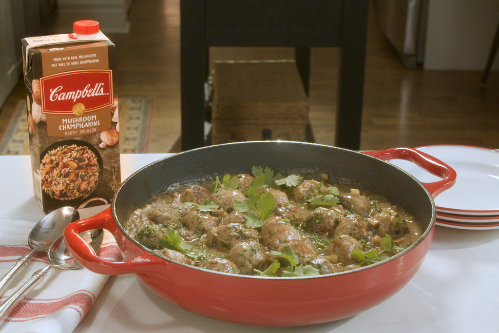 Ragoût de boulettes de porc aux champignons et aux pommes en un plat