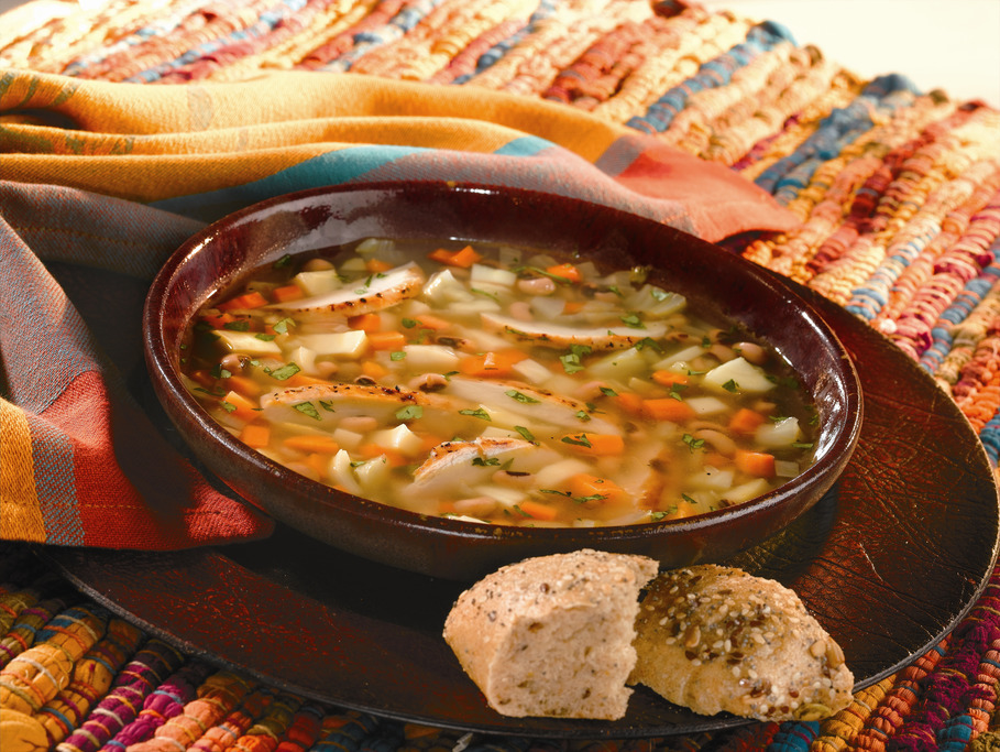 Soupe automnale aux légumes avec haricots à œil noir et poulet grillé