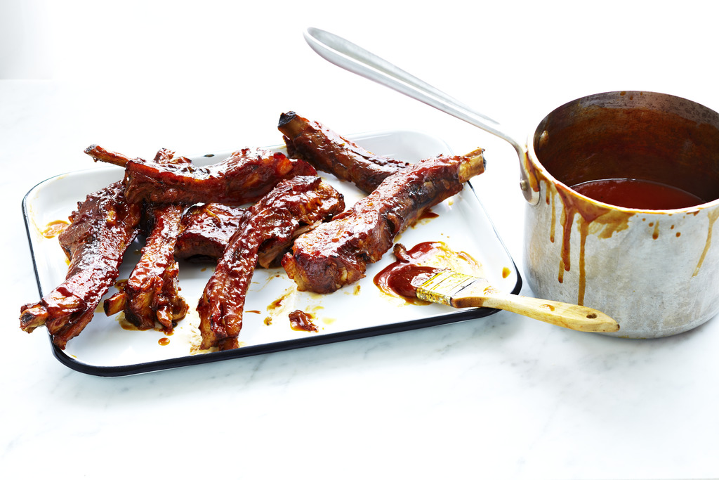 Côtes de porc braisées avec glaçage barbecue