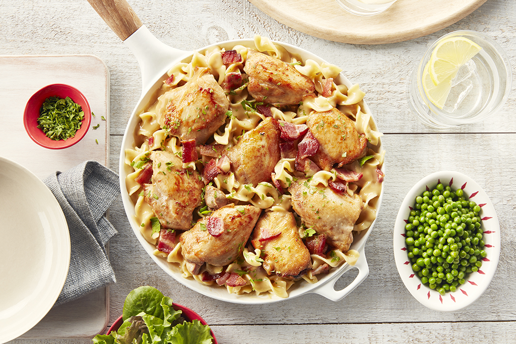 Bacon, poulet et nouilles dans une seule poêle